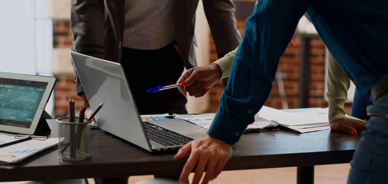 Misura DIL - Dote Inserimento Lavorativo - Lombardia Persone ad un tavolo che discutono della misura DIL - Dote Inserimento Lavorativo.