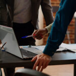 Persone ad un tavolo che discutono della misura DIL - Dote Inserimento Lavorativo.