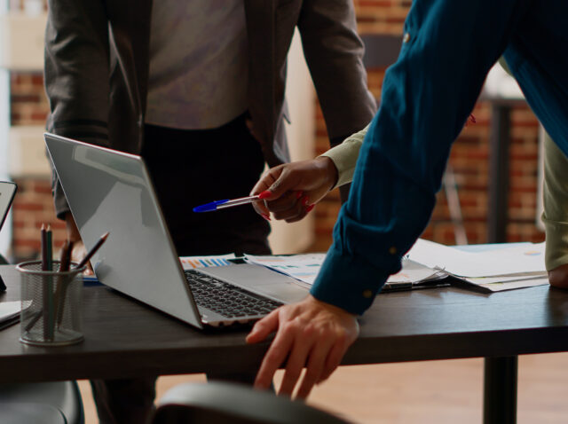Misura DIL - Dote Inserimento Lavorativo - Lombardia Persone ad un tavolo che discutono della misura DIL - Dote Inserimento Lavorativo.